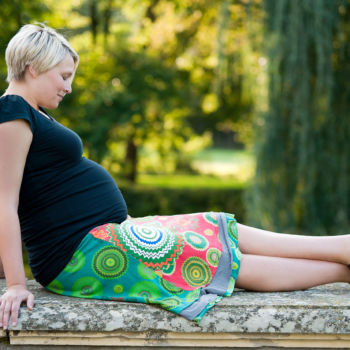 Schwangere Frau im Park