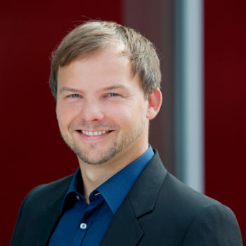 Bewerbungsfoto - Mann vor Rot