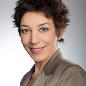 Bewerbungsportrait -Frau vor Studiohintergrund