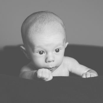 Neugeborenes - Portrait in monochrom