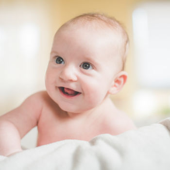 Foto - Baby vor gelben Hintergrund
