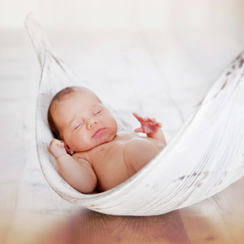 Neugeborenenshooting - Baby in Schale