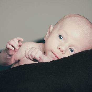 Das Baby im Kissen