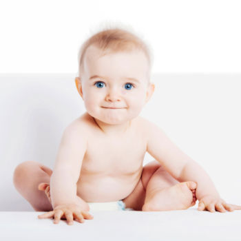 Das Baby auf dem Sofa