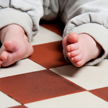 Kinderfüße auf dem Kachelboden