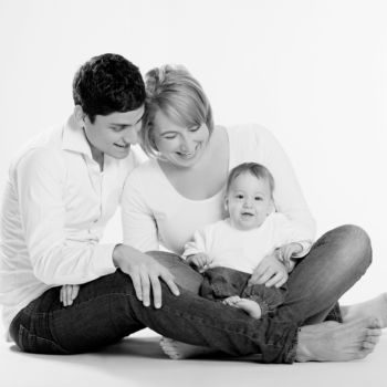 Familie mit Kind vor Weiß