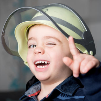 Kinderfotoshooting - Der lustige Feuerwehrmann