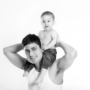 Baby auf Papas Schulter