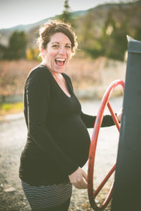 Spaß bei Schwangerschaftsshooting