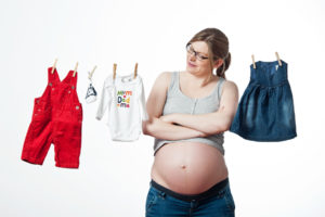 Schwangerschaftsshooting mit Studiohintergrund