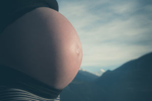 Babybauch im Alpenland