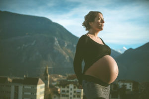 Babybauchshooting vor Bergkulisse