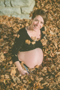 Babybauch trifft Herbstlaub