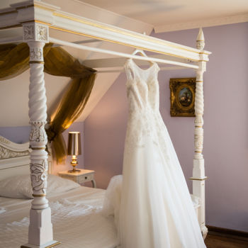 Beverland Resort - Hochzeitsfotografie - Hochzeitssuite - Kleid