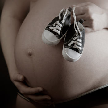 Babybauch und Sneakers