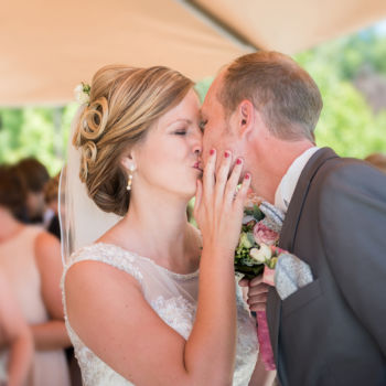 Hochzeitspaar - Kuss - Einzug