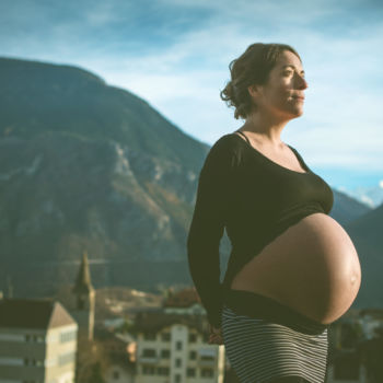 Babybauchshooting vor Bergkulisse