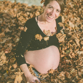 Babybauch trifft Herbstlaub