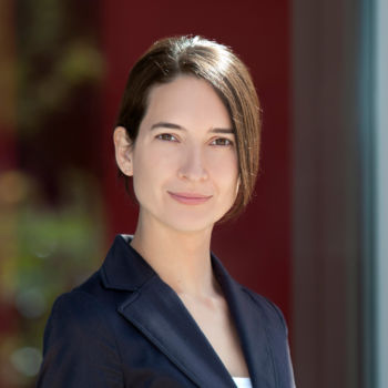 Bewerbungsfoto - Frau vor Rot Bewerbungsfoto - Frau vor Rot