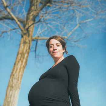 Schwangere Frau vor Baum