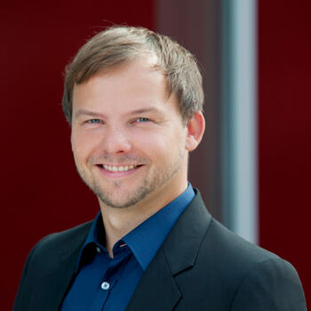 Bewerbungsfoto - Mann vor Rot Bewerbungsfoto - Mann vor Rot