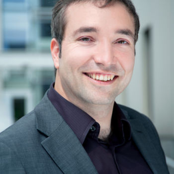 Bewerbungsfoto -Portrait vor Architektur Bewerbungsfoto -Portrait vor Architektur