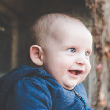 Outdoorshooting - Kleiner Junge im Fensterrahmen