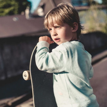 Kleiner Junge mit Skateboard