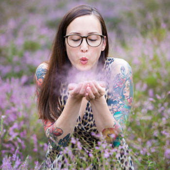 Frau in Heideblüte - Tattoos