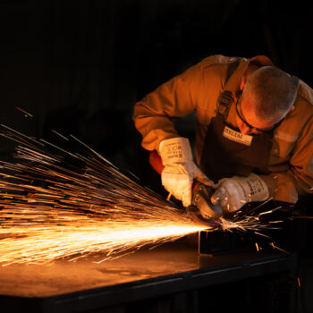 Helta GmbH - Mitarbeiter an der Flex Helta GmbH - Mitarbeiter an der Flex