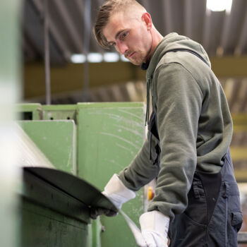 Helta GmbH Gronau - Konzentrierter Mitarbeiter Helta GmbH Gronau - Konzentrierter Mitarbeiter