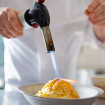 Henning Buchmann - Chefkoch - Flambieren der Creme Brulee Henning Buchmann - Chefkoch - Flambieren der Creme Brulee