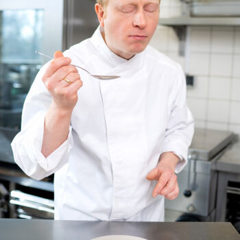 Koch Henning Buchmann - Probieren des Desserts Koch Henning Buchmann - Probieren des Desserts