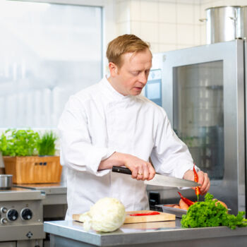 Chefkoch Henning Buchmann entkernt Chilischoten Chefkoch Henning Buchmann entkernt Chilischoten