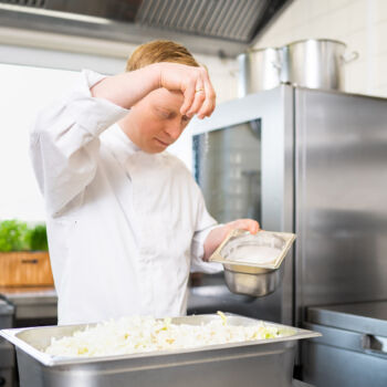 Chefkoch Henning Buchmann - Salzen der Speisen Chefkoch Henning Buchmann - Salzen der Speisen