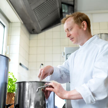 Chefkoch Henning Buchmann rührt die Suppe Chefkoch Henning Buchmann rührt die Suppe