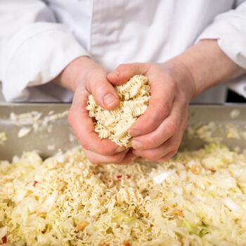 Henning Buchmann - Zubereitung des Salates Henning Buchmann - Zubereitung des Salates