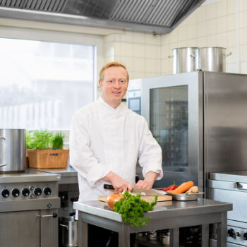 Foto des Kochs Henning Buchmann in seiner Küche Foto des Kochs Henning Buchmann in seiner Küche