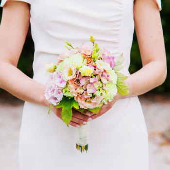 Hochzeit - Schloss Gartrop -Die Braut mit Blumen