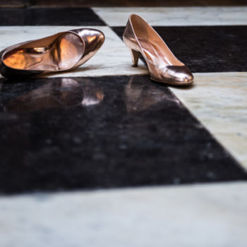 Hochzeit - Schloss Gartrop - Entledigte Damenschuhe Hochzeit - Schloss Gartrop - Entledigte Damenschuhe