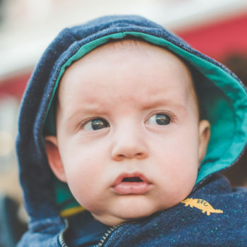 Babyfoto - Der lässige Boy mit Kapuze