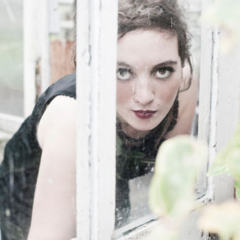 Portrait durch Scheibe
