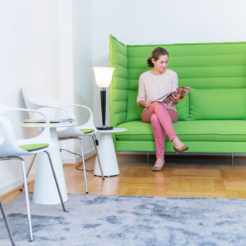 Praxis Sentruper Höhe - Patientin im Wartezimmer Praxis Sentruper Höhe - Patientin im Wartezimmer