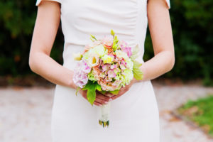 Hochzeit - Schloss Gartrop -Die Braut mit Blumen