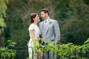Hochzeit - Schloss Gartrop - Brautpaar -Shooting auf der Brücke