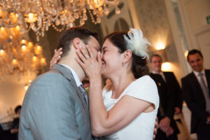 Hochzeit - Schloss Gartrop - Brautpaar - Der Kuss