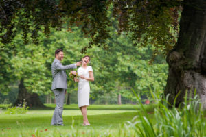 Hochzeit - Schloss Gartrop - Brautpaar - Im Schlosspark