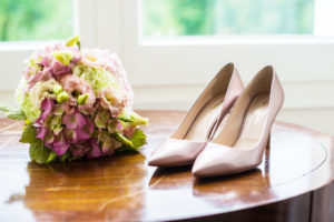 Hochzeit - Schloss Gartrop - Die Schuhe und der Brautstrauß