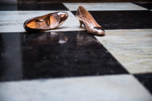 Hochzeit - Schloss Gartrop - Entledigte Damenschuhe
