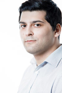Männerportrait vor hellem Grund
